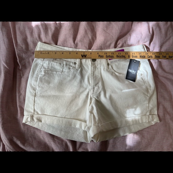 SOLD Mossimo Mid Rise Midi White Denim Shorts Size 6/28 4" Inseam *small stain* - Picture 2 of 6